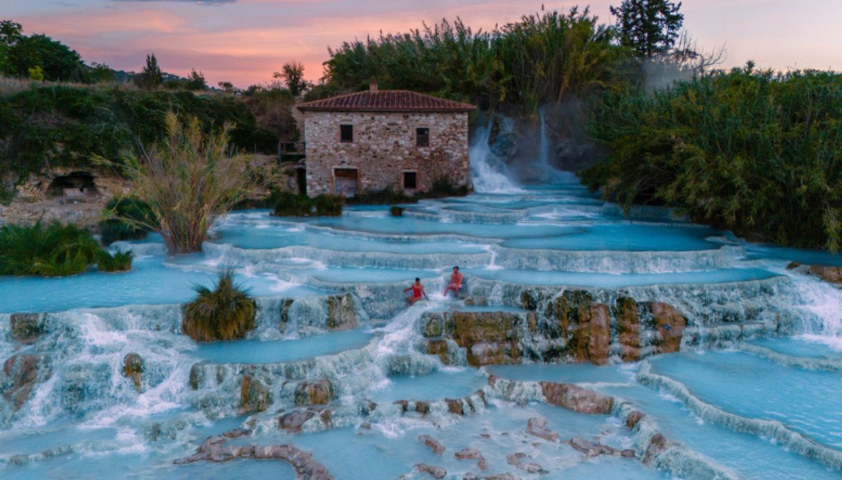 Piscine termali all'aperto delle Terme di Saturnia in Toscana, al tramonto