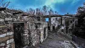 Il paese fantasma che conserva le sue storie tra le strade e case abbandonate