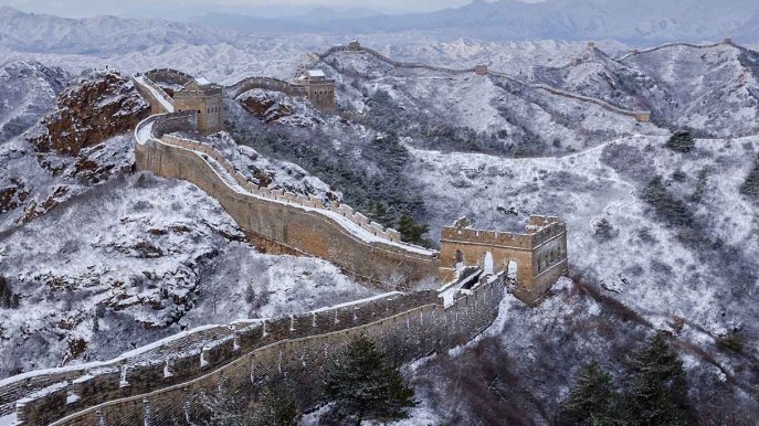 I fiocchi di neve cadono sulla Grande Muraglia Cinese: le fotografie fanno sognare