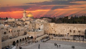 Israele: messaggi da tutto il mondo inseriti nel Muro del Pianto