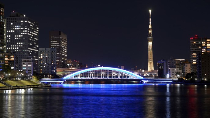 Tokyo: la torre più alta del mondo si illumina dei colori della torcia olimpica