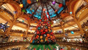 Albero di Natale allestito all'interno delle Galeries Lafayette