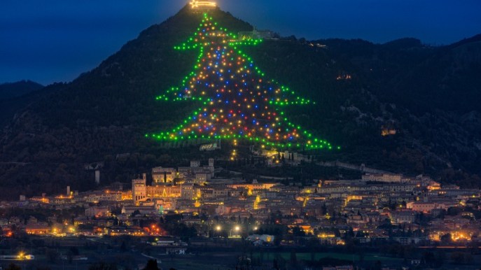 Gubbio accende l’albero di Natale più grande del mondo