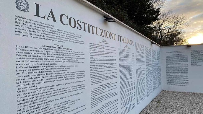 In un muro di Aielli (AQ) il comune ha fatto scrivere l’intera Costituzione Italiana