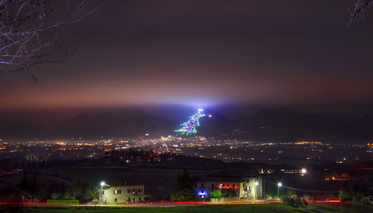 Gubbio accende l’albero di Natale più grande del mondo