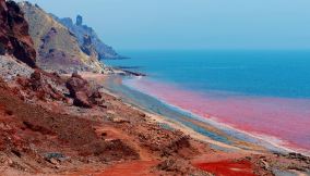 Il mare rosso dell'Isola di Hormuz