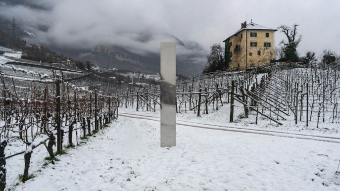 Svetta tra le vigne di Baron Longo: un monolite misterioso appare in Italia