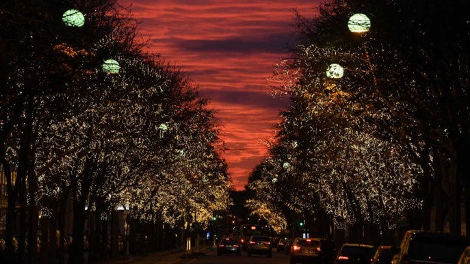 Parigi si illumina d’immenso: la magia del Natale è salva