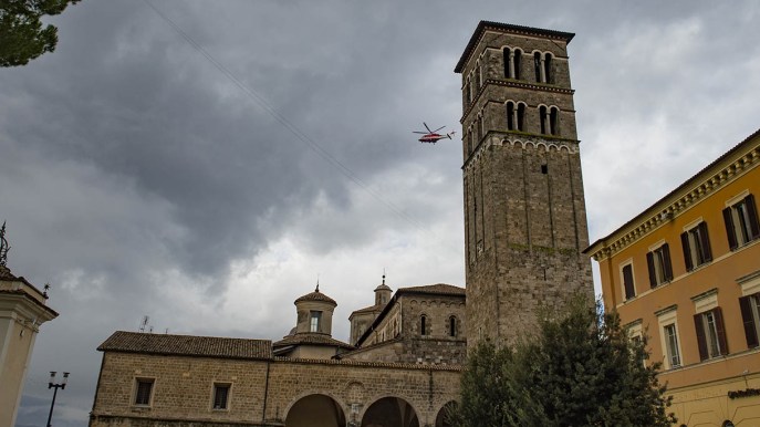 La Santa vola su Rieti affacciata dall’elicottero. Le spettacolari immagini dei Vigili de Fuoco