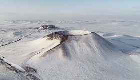 La neve si deposita sui crateri spenti del Chahar: le fotografie sono incredibili