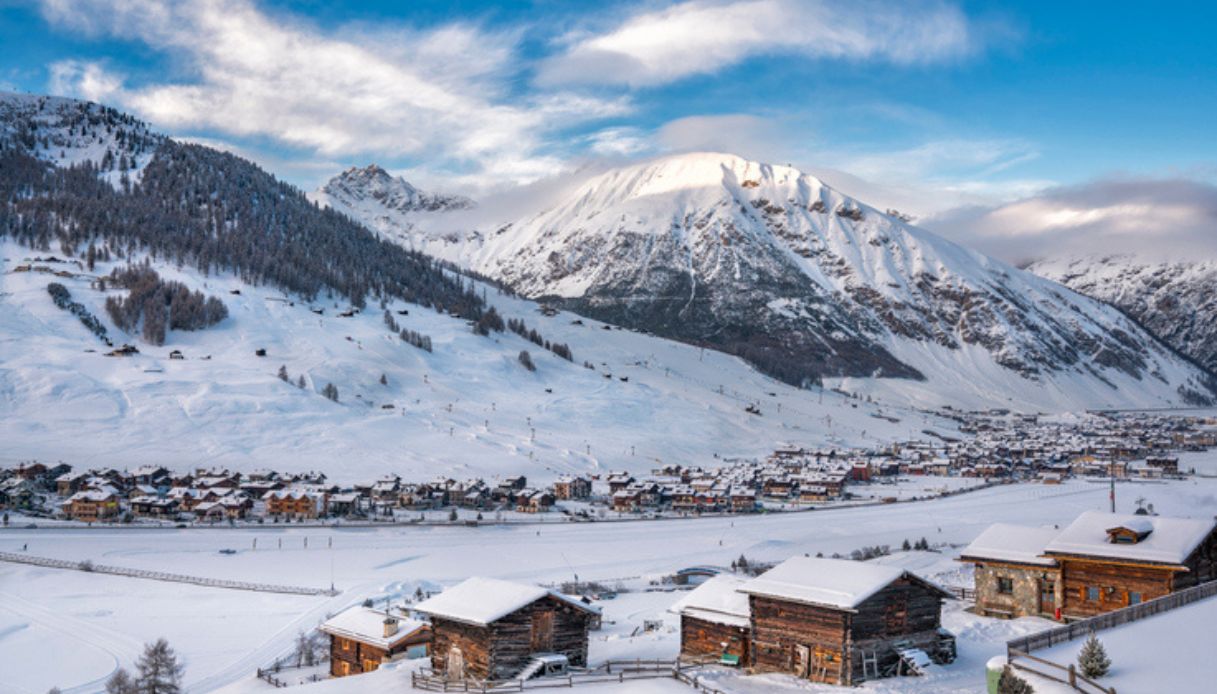 Paesaggio innevato a Livigno con tetti innevati in primo piano