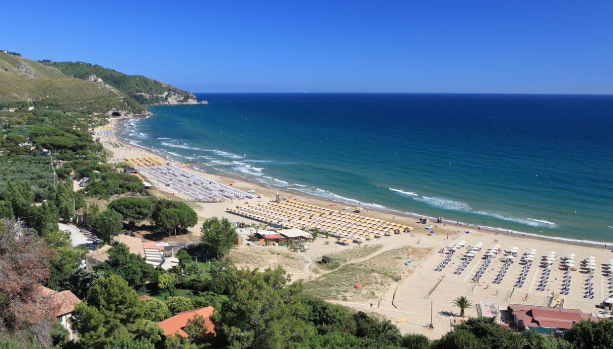 In cammino lungo l’antica via Flacca che portava i Romani al mare