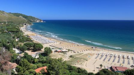 In cammino lungo l’antica via Flacca che portava i Romani al mare