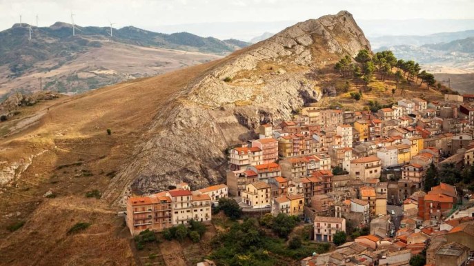 Troina, il borgo siciliano dalle case a 1 euro conquista la CNN