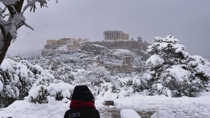 Atene si sveglia sotto la neve: l’Acropoli non è mai stata così bella