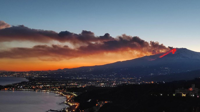 L’Etna e la sua eruzione: le immagini spettacolari del risveglio