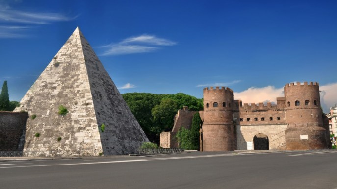 Tutto il fascino e il mistero della Piramide Cestia di Roma