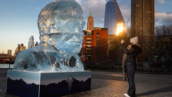 Londra: la scultura di ghiaccio che vuole cambiare il mondo