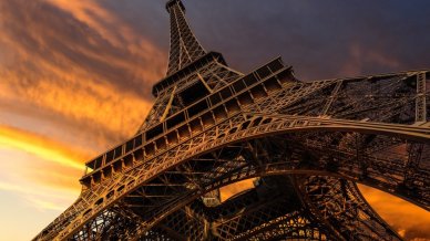 La Tour Eiffel cambia colore: diventa dorata per Parigi 2024