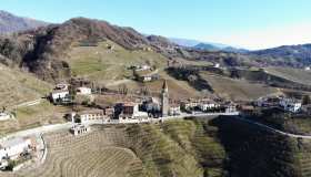 Rolle, il borgo incastonato in un saliscendi di colline