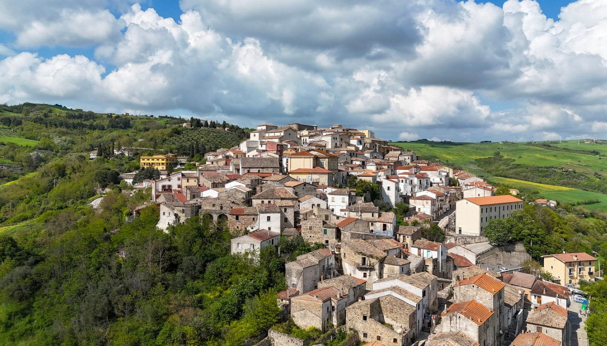 Alla scoperta di Zungoli, piccolo borgo sospeso tra storia e silenzio