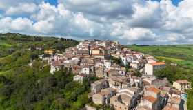 Alla scoperta di Zungoli, piccolo borgo sospeso tra storia e silenzio