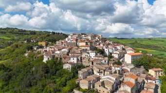 Alla scoperta di Zungoli, piccolo borgo sospeso tra storia e silenzio