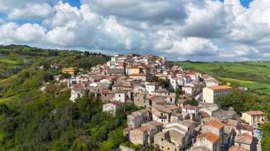 Alla scoperta di Zungoli, piccolo borgo sospeso tra storia e silenzio