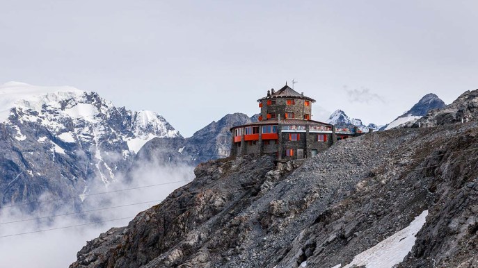 In Italia puoi dormire in una torre tibetana con vista mozzafiato