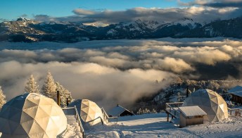 Dormire in una cupola trasparente, in mezzo alla neve, con vista sulle Alpi