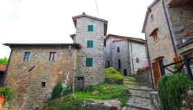 Raggiolo, delizioso borgo del Casentino immerso nel verde
