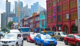 Puoi salire a bordo di un Taxi e scoprire Singapore. Da casa