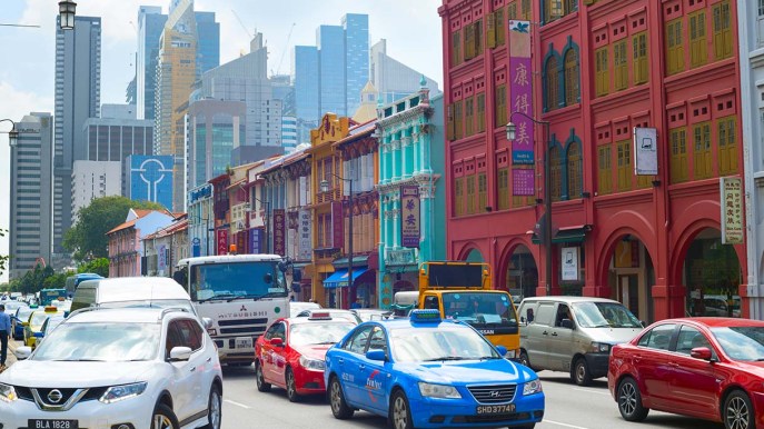 Puoi salire a bordo di un Taxi e scoprire Singapore. Da casa