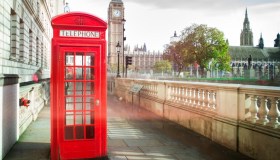 Micro biblioteche, angoli fioriti e chioschi: la rinascita delle cabine telefoniche