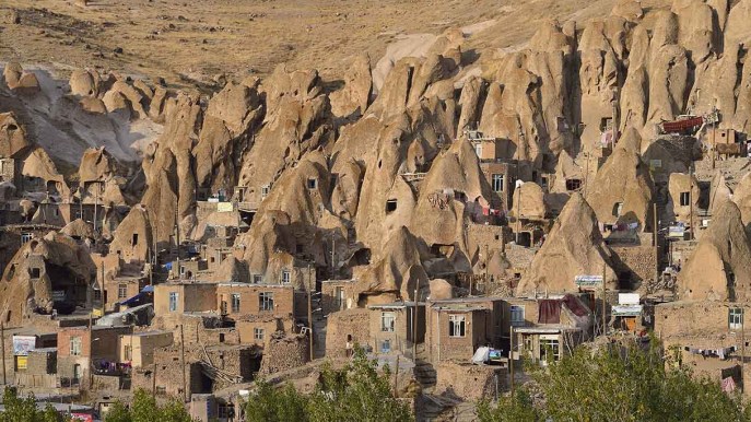 Il villaggio scavato nella roccia che sembra un set cinematografico