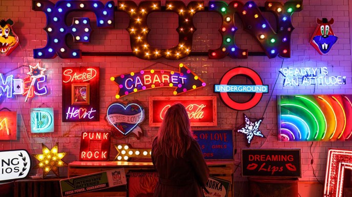 Il mercato più famoso di Londra è diventato il paradiso del neon
