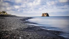 La spiaggia di Scari, con lo Strombolicchio sullo sfondo