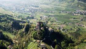 Tirolo, il borgo sorto in un meraviglioso castello