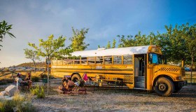 Puoi dormire in uno scuolabus americano nel cuore del Chianti