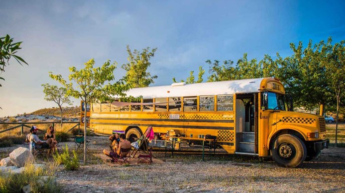 Puoi dormire in uno scuolabus americano nel cuore del Chianti