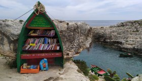 Leggere guardando il mare: la barca trasformata in una libreria