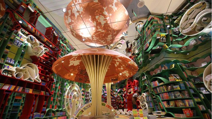 La surreale libreria che sembra uscita da un libro di Lewis Carroll