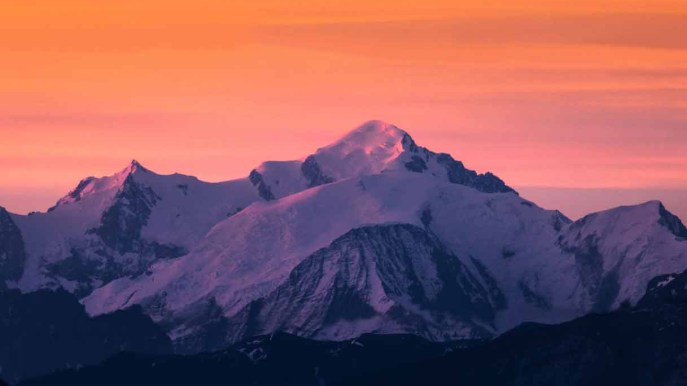 Ammirare il tramonto sulla cima del Monte Bianco