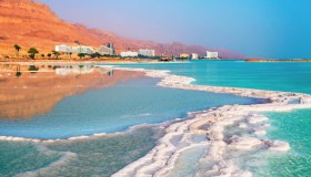 Si galleggia, si nuota e ci si innamora: 10 cose sul Mar Morto