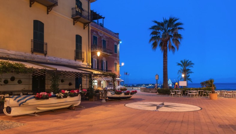 Festa Hawaiana in spiaggia a Laigueglia, Festa Hawaiana in …