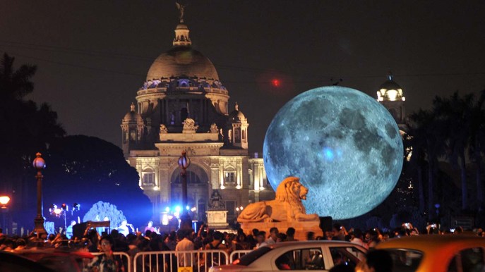 La Luna diventa un’opera d’arte che fa il giro del mondo