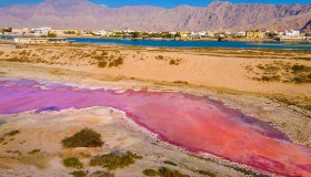 Un lago rosa fa capolino tra le dune di sabbia: è meraviglioso