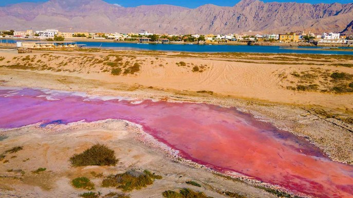 Un lago rosa fa capolino tra le dune di sabbia: è meraviglioso
