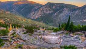 Rovine del teatro nell'antica Delfi