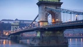Il Ponte delle Catene all'ora blu